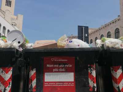 Il tutto infatti viene lasciato al �buon cuore� del cittadino. C�� chi si prende la briga di differenziare, ma molti altri invece buttano tutto alla rinfusa nei bidoni �generici�